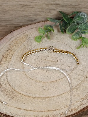 Pletený bílo-zlatý náramek se čtyřlístkem