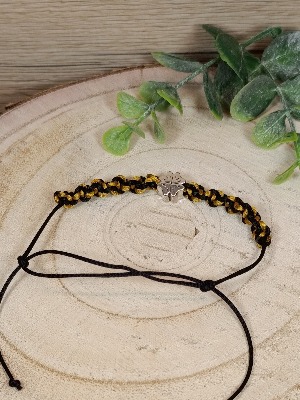 Pletený kroucený náramek se čtyřlístkem