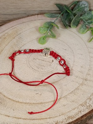 Pletený náramek se čtyřlístkem a korálky