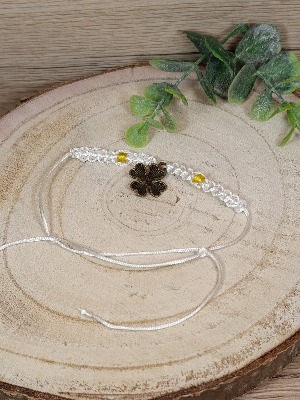 Bílý náramek se čtyřlístkem