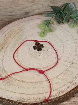 Náramek se čtyřlískem červený