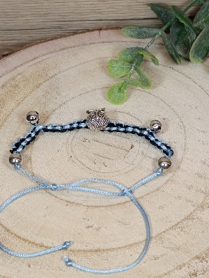 Černo-modrý pletený náramek se sovou a rolničkami