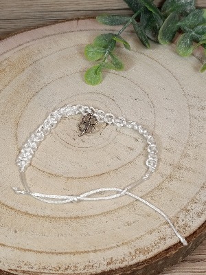 Bílý pletený náramek se čtyřlístkem