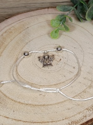 Bílý náramek se stříbrným andělem