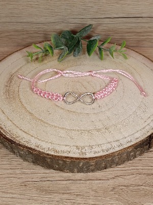 Pletený růžový náramek nekonečno