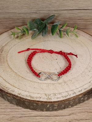 Červený pletený náramek nekonečno