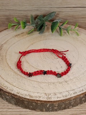 Pletený červený náramek s hvězdičkami