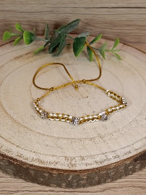 Bílozlatý pletený náramek s květinami