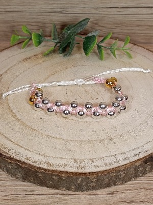 Zaplétaný náramek s korálky