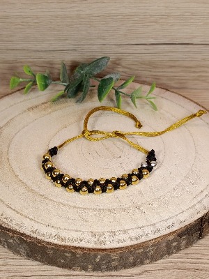 Zaplétaný náramek s korálky