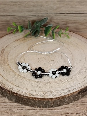 Pletený náramek s korálky ve tvaru květin