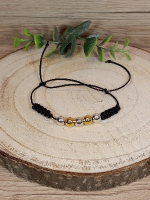 Černý pletený náramek s korálky