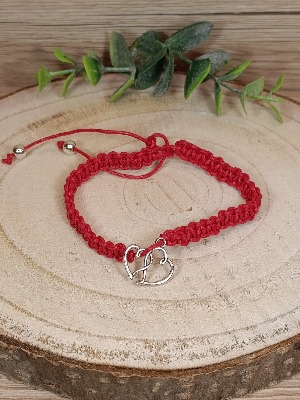 Červený náramek propletená srdce