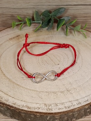 Červený náramek nekonečno