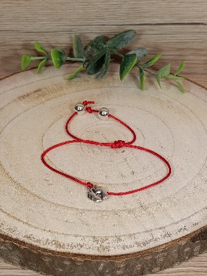 Náramek s nožičkami červený