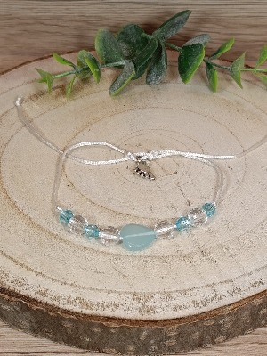 Náramek s modrým srdcem a chodidly