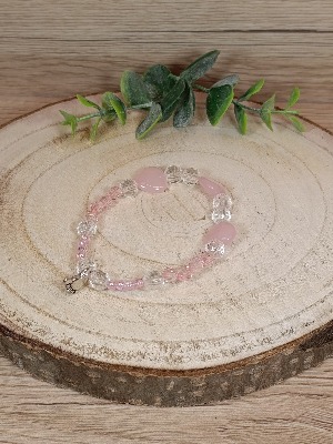 Náramek s růžovými srdíčky, korálky a přívěskem nožičky