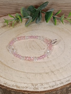 Růžový náramek s nožičkami