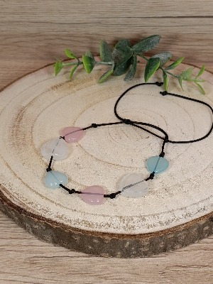 Náramek s barevnými srdíčky