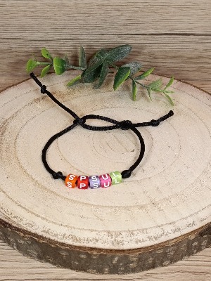 Personalizovaný náramek s názvem školy/týmu