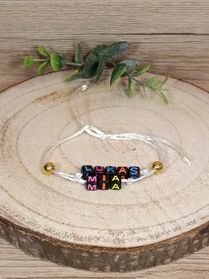 Náramek se jmény a korálky